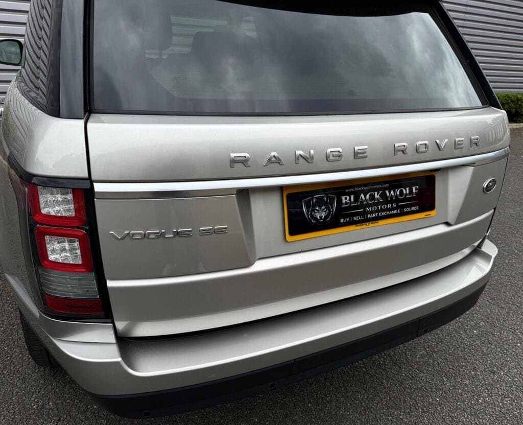 Range Rover Vogue SE rear badge and "Range Rover" script close-up
