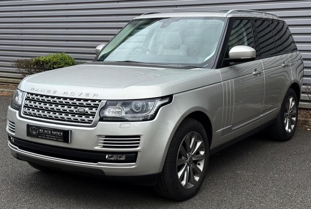 2015 Land Rover Range Rover Vogue SE in Gold, three-quarter front view