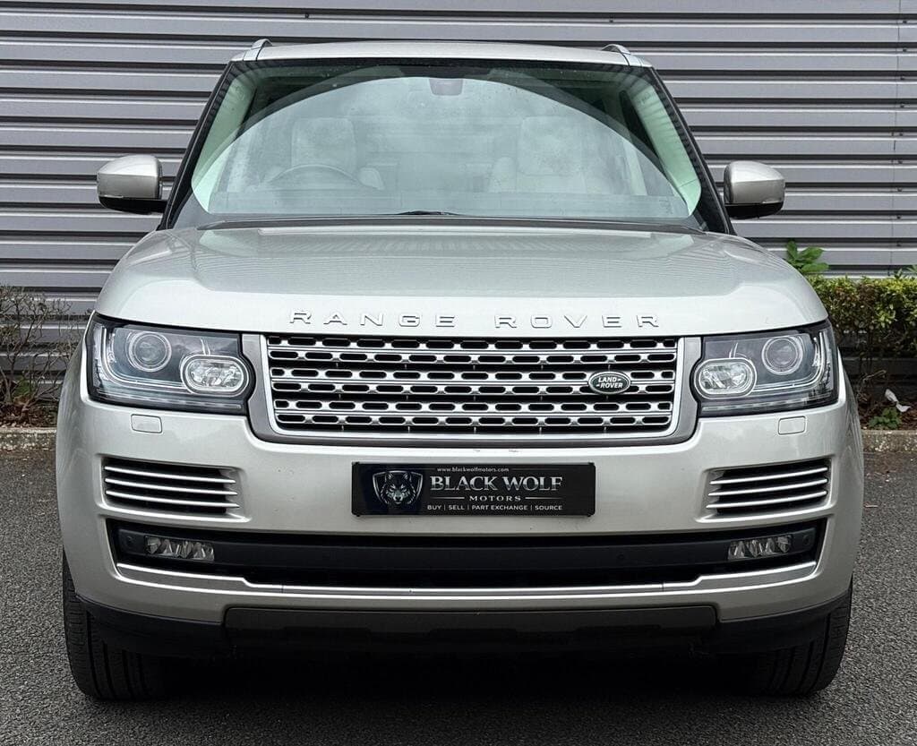 Range Rover Vogue SE in Gold, front view
