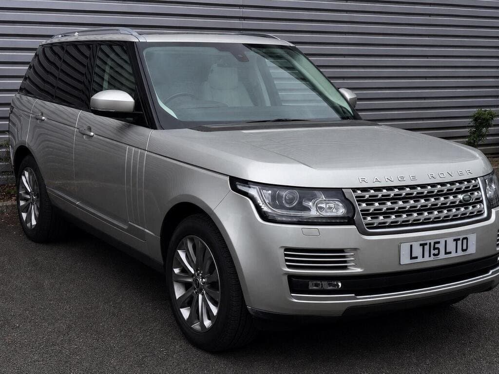 Range Rover Vogue SE in Gold, three-quarter front view, closer angle