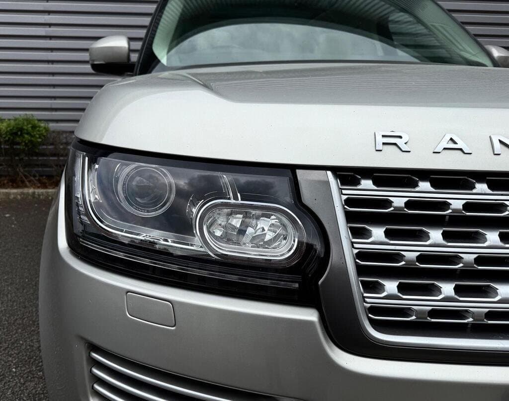 Range Rover Vogue SE in Gold, rear view