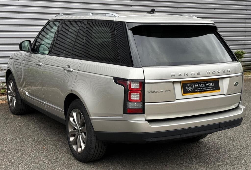 Range Rover Vogue SE in Gold, rear three-quarter view