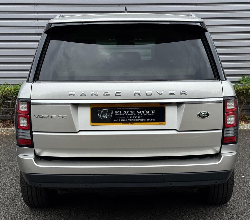 Range Rover Vogue SE in Gold, rear view, closer angle