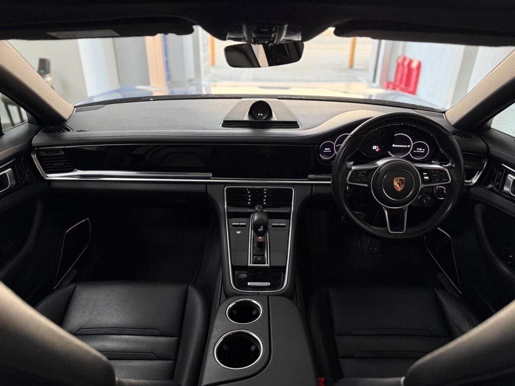 Porsche Panamera 4 E-Hybrid dashboard and front cabin in black leather