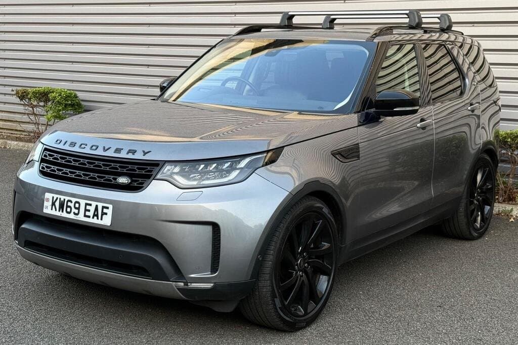 2019 Land Rover Discovery HSE Luxury in Eiger Grey, three-quarter front view with roof rails