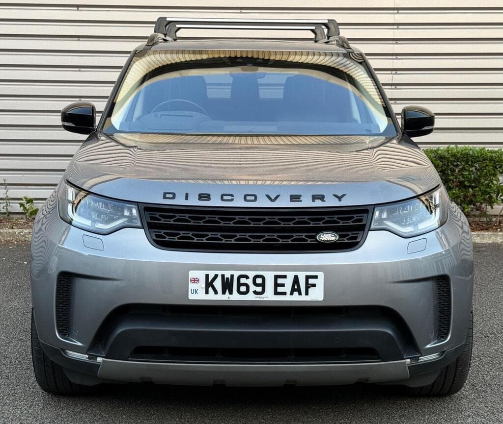 Land Rover Discovery HSE Luxury in Eiger Grey, front view