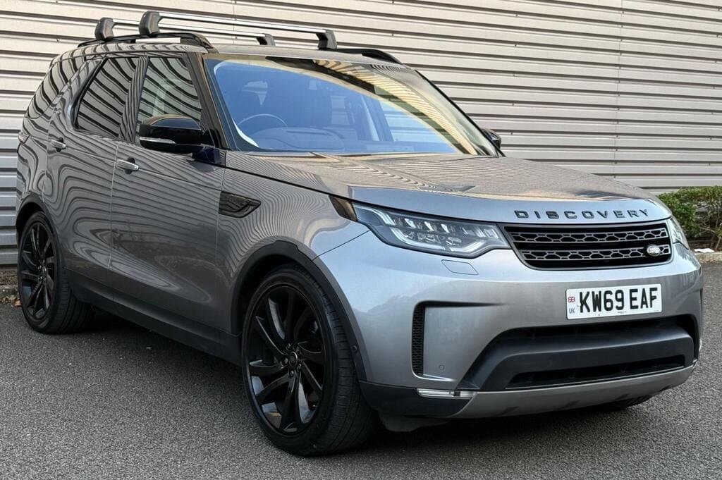 Land Rover Discovery HSE Luxury in Eiger Grey, three-quarter front view, closer angle