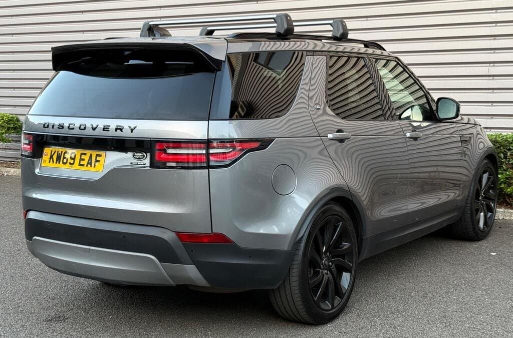 Land Rover Discovery HSE Luxury in Eiger Grey, rear three-quarter view