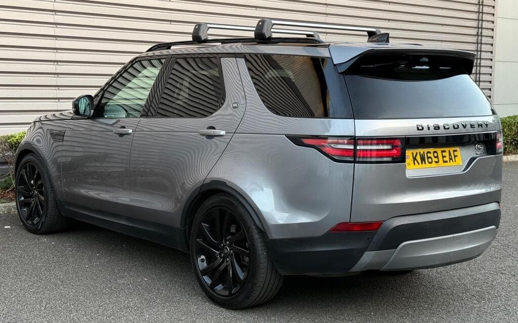 Land Rover Discovery HSE Luxury in Eiger Grey, rear three-quarter view, alternate angle
