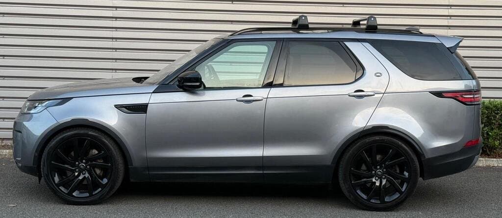 Land Rover Discovery HSE Luxury in Eiger Grey, side profile