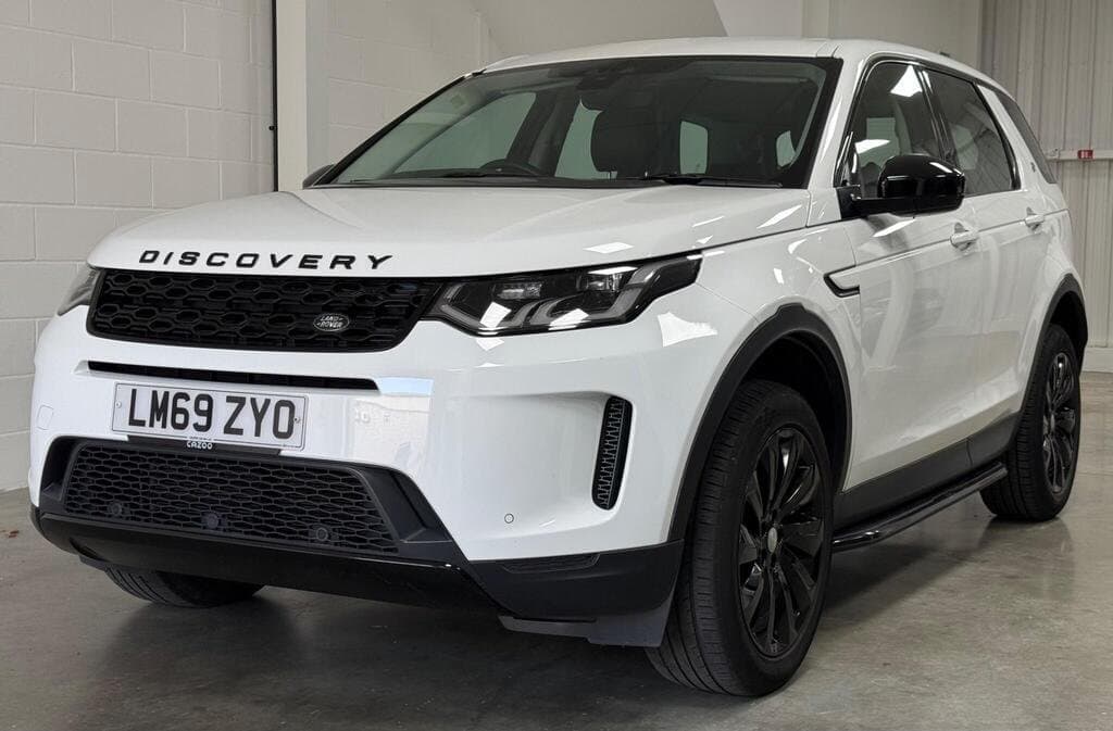 2019 Land Rover Discovery Sport SE in Fuji White, three-quarter front view