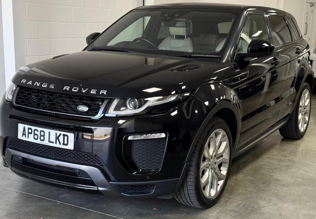 2019 Range Rover Evoque HSE Dynamic in Black, three-quarter front view