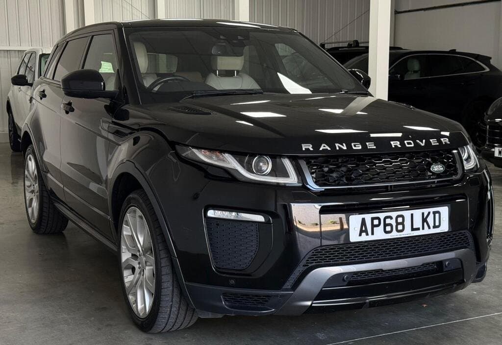 Range Rover Evoque HSE Dynamic in Black, rear three-quarter view