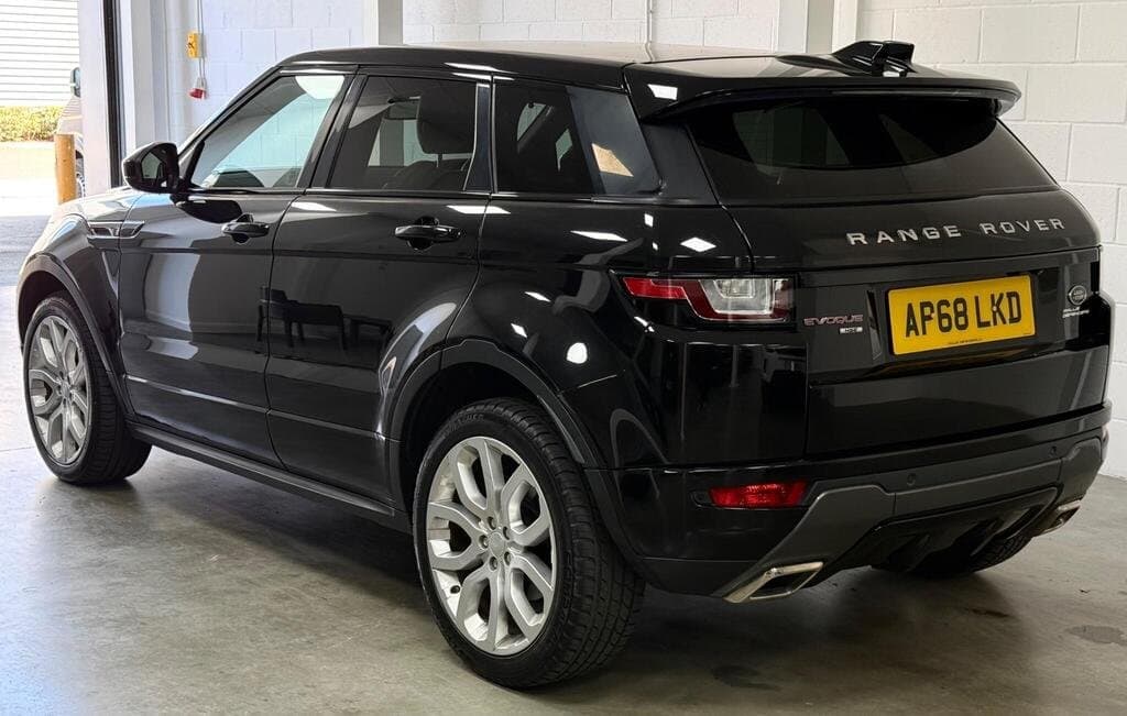 Range Rover Evoque HSE Dynamic in Black, rear view, alternate angle