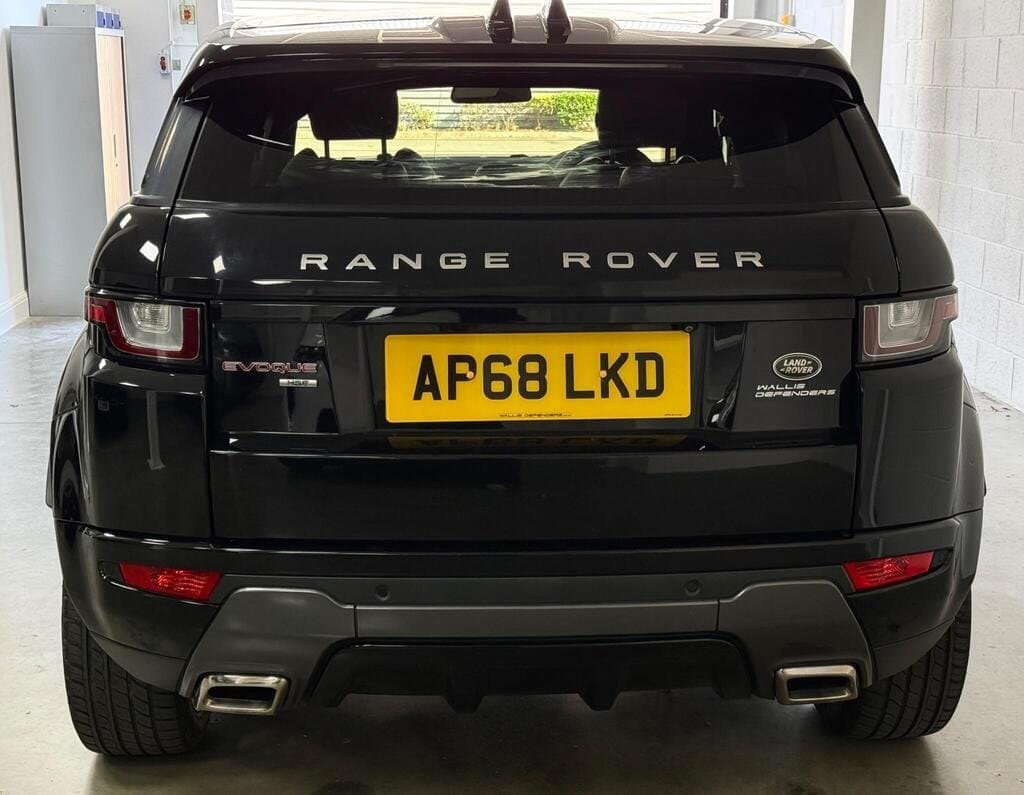 Range Rover Evoque HSE Dynamic in Black, rear three-quarter view, closer angle