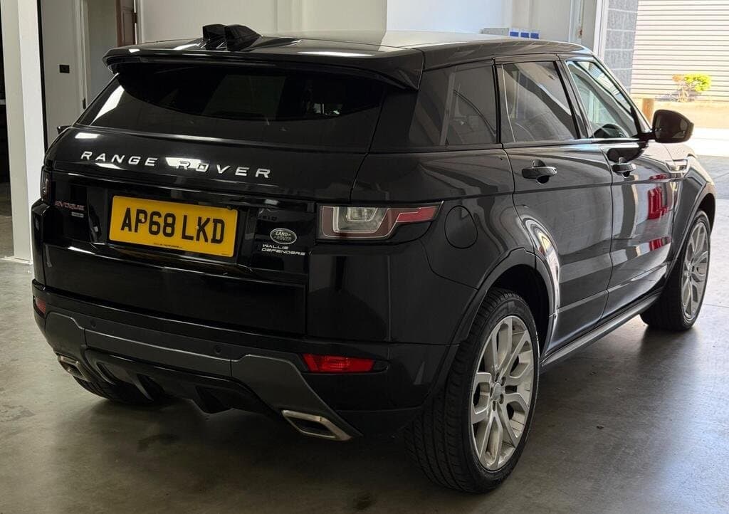 Range Rover Evoque HSE Dynamic in Black, side profile
