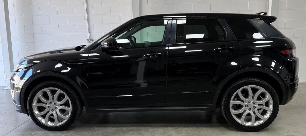 Range Rover Evoque HSE Dynamic in Black, side profile, alternate angle