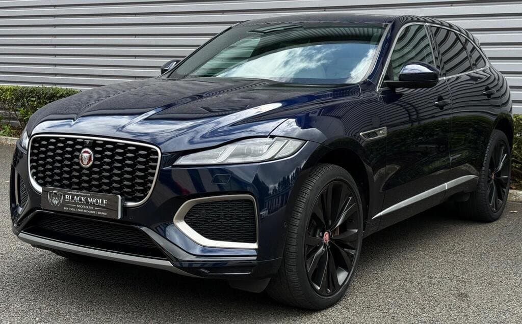 Jaguar F-PACE in Blue, three-quarter front view, closer angle