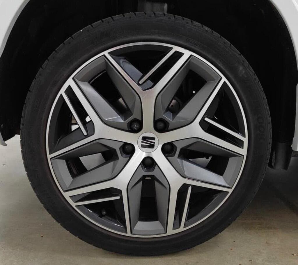 SEAT Ateca FR Sport 19-inch exclusive machined alloy wheel close-up